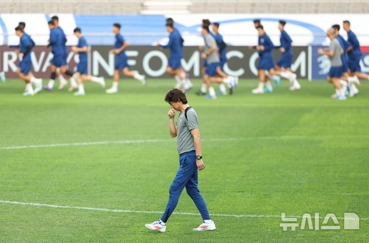 [서울=뉴시스] 황준선 기자 = 대한민국 축구 국가대표팀 홍명보 감독이 4일 서울 마포구 서울월드컵경기장에서 열린 훈련을 지켜보고 있다.대표팀은 오는 5일 서울월드컵경기장에서 팔레스타인과 2026 국제축구연맹(FIFA) 북중미 월드컵 아시아 3차 예선 B조 1차전을 치른다. 2024.09.04. hwang@newsis.com