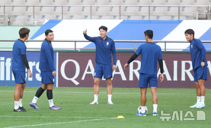 [서울=뉴시스] 황준선 기자 = 대한민국 축구 국가대표팀 주장 손흥민을 비롯한 선수들이 4일 서울 마포구 서울월드컵경기장에서 훈련을 하고 있다.대표팀은 오는 5일 서울월드컵경기장에서 팔레스타인과 2026 국제축구연맹(FIFA) 북중미 월드컵 아시아 3차 예선 B조 1차전을 치른다. 2024.09.04. hwang@newsis.com