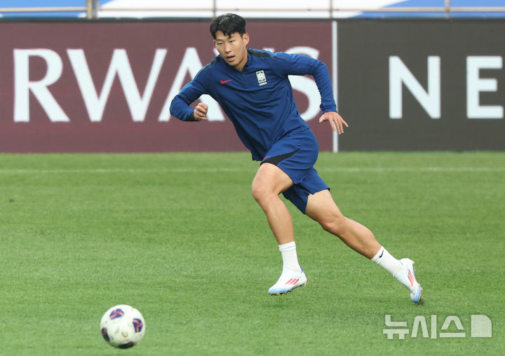 [서울=뉴시스] 황준선 기자 = 대한민국 축구 국가대표팀 주장 손흥민이 4일 서울 마포구 서울월드컵경기장에서 훈련을 하고 있다.대표팀은 오는 5일 서울월드컵경기장에서 팔레스타인과 2026 국제축구연맹(FIFA) 북중미 월드컵 아시아 3차 예선 B조 1차전을 치른다. 2024.09.04. hwang@newsis.com