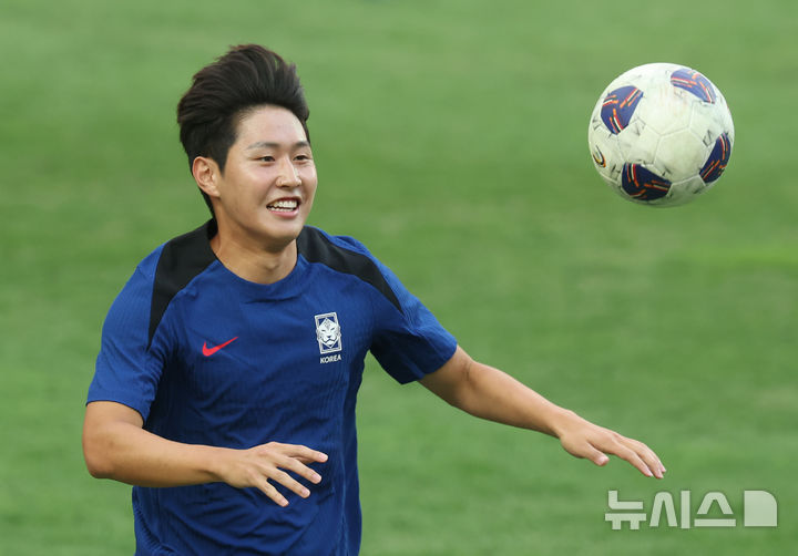 [서울=뉴시스] 황준선 기자 = 대한민국 축구 국가대표팀 이강인이 4일 서울 마포구 서울월드컵경기장에서 훈련을 하고 있다.대표팀은 오는 5일 서울월드컵경기장에서 팔레스타인과 2026 국제축구연맹(FIFA) 북중미 월드컵 아시아 3차 예선 B조 1차전을 치른다. 2024.09.04. hwang@newsis.com