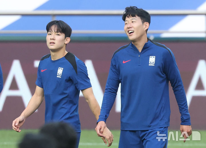 [서울=뉴시스] 황준선 기자 = 대한민국 축구 국가대표팀 주장 손흥민과 양민혁이 4일 서울 마포구 서울월드컵경기장에서 훈련을 하고 있다.대표팀은 오는 5일 서울월드컵경기장에서 팔레스타인과 2026 국제축구연맹(FIFA) 북중미 월드컵 아시아 3차 예선 B조 1차전을 치른다. 2024.09.04. hwang@newsis.com