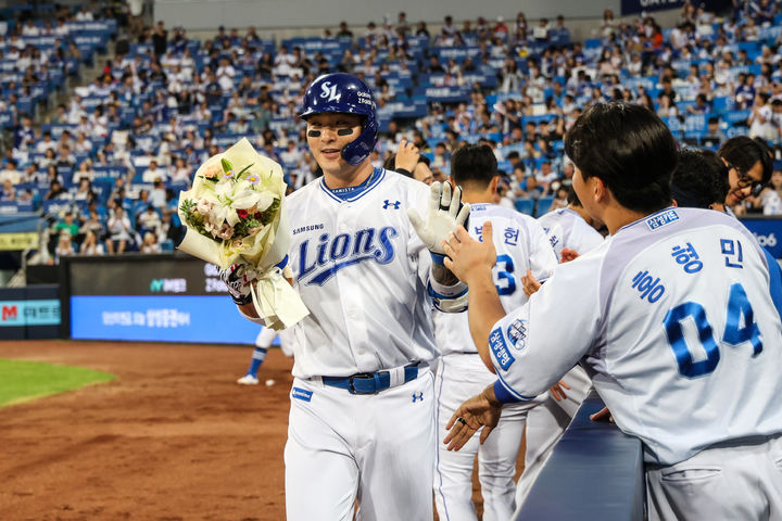 [서울=뉴시스] 김진아 기자 = 4일 대구 삼성라이온즈파크에서 열린 2024 KBO리그 두산 베어스와 삼성 라이온즈의 경기, 2회말 무사 삼성 박병호가 선제 솔로홈런을 친 뒤 축하를 받고 있다. 이번 홈런으로 박병호는 통산 400호 홈런을 달성했다. (사진=삼성 라이온즈 제공) 2024.09.04. photo@newsis.com  *재판매 및 DB 금지