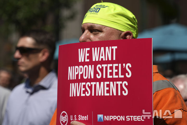 [피츠버그=AP/뉴시스] 일본제철의 US스틸 인수와 관련한 행정소송에서 미국 정부가 연방 법원에 오는 6월5일까지 60일간 소송 절차 중단을 요청했다. 사진은 지난해 9월4일(현지 시간) 미 펜실베이니아주 피츠버그 유나이티드 스틸 타워 앞에서 US스틸 직원들이 일본제철의 US스틸 인수를 지지하는 모습. 2024.09.05.