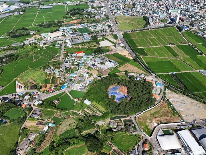 [고성(경남)=뉴시스] 신정철 기자= 경남 고성군은 정밀발굴조사가 진행중인 '고성 송학동 고분군' 14호분에 대해 현장공개설명회를 오는 6일 오전 11시부터 14호분 발굴조사현장인 고성읍 기월리 581-5에서 개최한다.사진은 정밀발굴조사가 진행중인 고성 송학동 고분군 14호분 전경 모습.(사진=고성군 제공).2024.09.05. photo@newsis.com *재판매 및 DB 금지