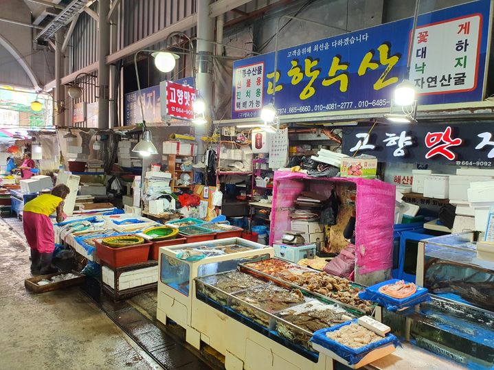 [서산=뉴시스] 김덕진 기자=수산물을 판매 중인 서산동부전통시장 한 점포 모습. 지난 2022년 5월31일 찍은 사진. 2024.09.05. spark@newsis.com *재판매 및 DB 금지