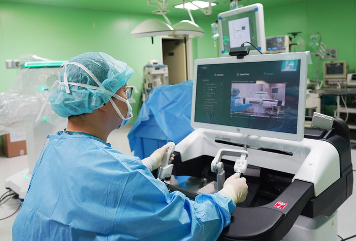 [양산=뉴시스] 안지율 기자 = 이승수 비뇨의학과 교수가 자메닉스 로봇을 사용하고 있다. (사진=양산부산대병원 제공) 2024.09.05. photo@newsis.com *재판매 및 DB 금지