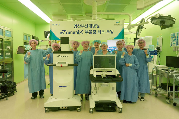 [양산=뉴시스] 안지율 기자 = 비뇨의학과 의료진들이 수술실에서 자메닉스 로봇 도입 기념촬영을 하고 있다. (사진=양산부산대병원 제공) 2024.09.05. photo@newsis.com *재판매 및 DB 금지