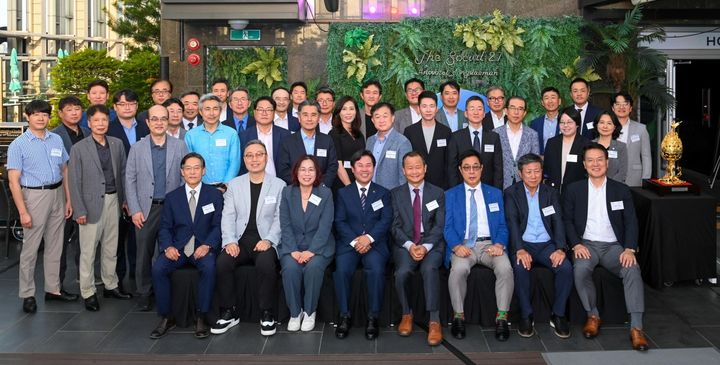 [대전=뉴시스] 조명휘 기자 = 박정현(앞줄 왼쪽 네번째) 충남 부여군수와 한국외국기업협회 회원사 관계자들이 4일 서울 노보텔 앰배서더 동대문호텔서 열린 부여군 투자유치설명회에 참석해 기념촬영을 하고 있다. (사진= 부여군 제공) 2024.09.05. photo@newsis.com *재판매 및 DB 금지