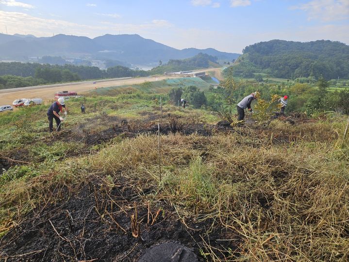 [천안=뉴시스] 충남 천안 수신면에서 발생한 산불이 35분만에 진화됐다. (사진=산림청 제공) *재판매 및 DB 금지