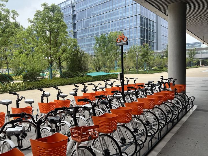 [항저우=뉴시스] 김민성 기자 = 알리바바 시시 캠퍼스 C구역 내 위치한 공유자전거 모습. 2024.09.04. kms@newsis.com *재판매 및 DB 금지