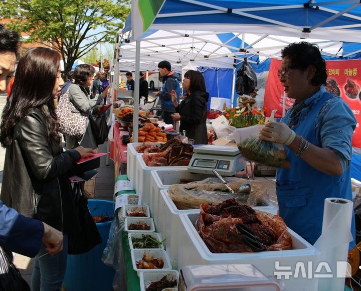 [서울=뉴시스]서울 송파구가 추석을 맞아 지역 특산품과 우수 농·수산물을 한자리에서 만날 수 있는 직거래장터를 연다고 5일 밝혔다. (사진=송파구 제공). 2024.09.05. photo@newsis.com 