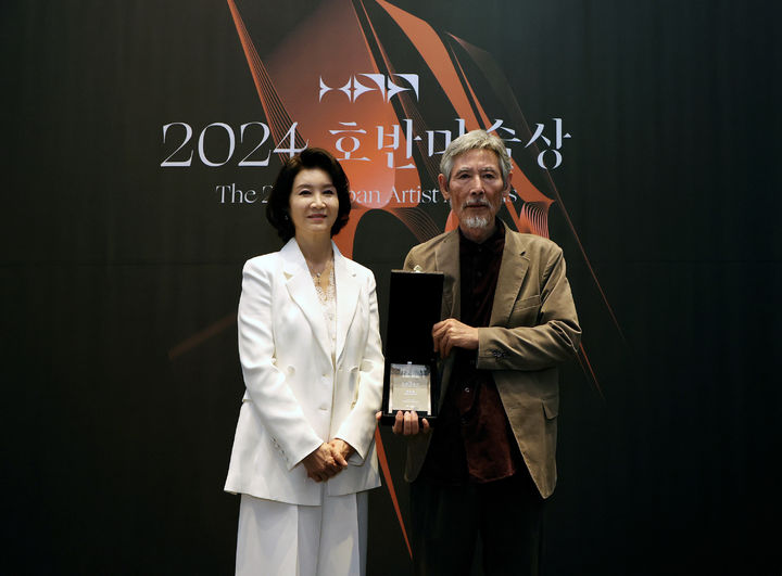 [서울=뉴시스] 호반문화재단은 5일 서울 종로구 세종문화회관 미술관에서 '2024 호반미술상' 시상식을 열고 강요배 작가를 수상자로 선정했다고 밝혔다. 왼쪽부터 우현희 호반문화재단 이사장, 강요배 수상작가. (사진=호반 제공) 2024.09.05. photo@newsis.com *재판매 및 DB 금지