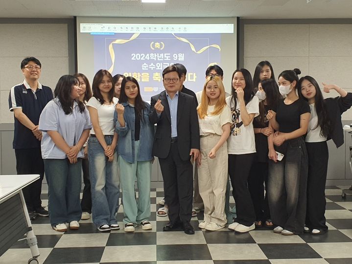 김대성 총장과 외국인 유학생들 *재판매 및 DB 금지