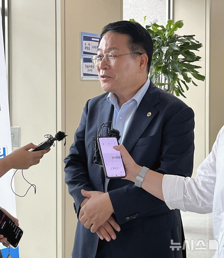 [전주=뉴시스] 강경호 기자 =  공직선거법 위반 의혹으로 재차 조사를 받은 정헌율 익산시장이 5일 전북 전주시 전북경찰청에 출석해 조사를 마친 후 취재진의 질문에 답하고 있다. 2024.09.05. lukekang@newsis.com