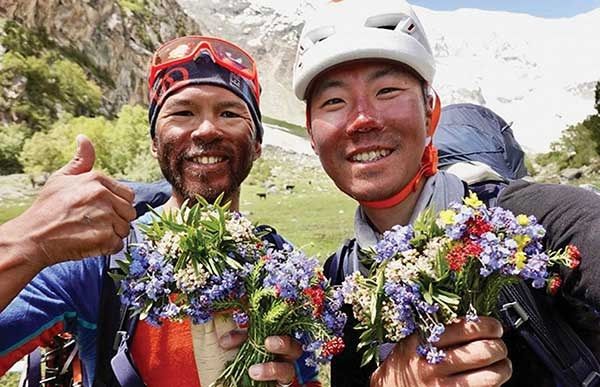 [서울=뉴시스] 세계적으로 유명한 산악인 카즈야 히라이데(45)와 켄로 나카지마(39)가 세계 2위봉인 파키스탄 K2에서 사망한 것으로 공식 확인됐다. (사진=켄로 나카지마 소셜미디어) *재판매 및 DB 금지