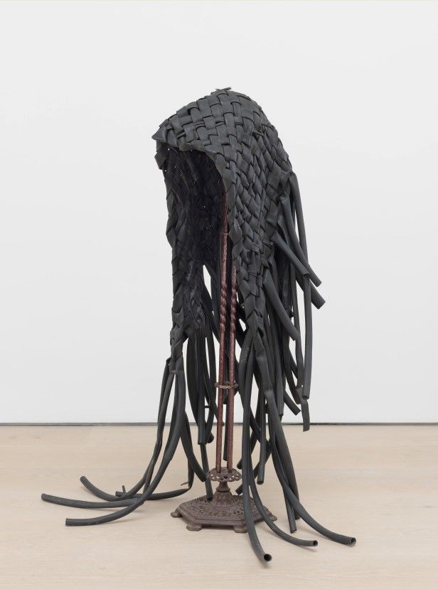 데이비드 해먼스(David Hammons) Rubber Dread 1989 자전거 바퀴 고무 튜브, 금속 스탠드, 고무공 131.4 × 53.3 × 50.8 cm ⓒ David Hammons / Artists Rights Society (ARS), New York - SACK, Seoul, 2024. Courtesy David Zwirner Photo: Kerry McFate  *재판매 및 DB 금지