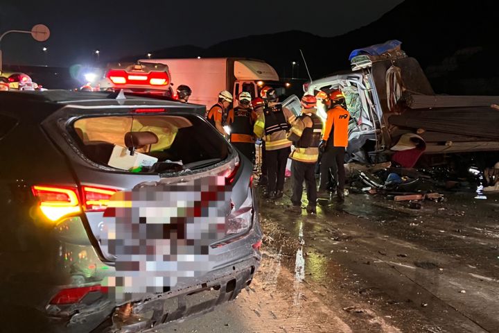 경부고속도로 칠곡군 석적읍 지점에서 발생한 추돌사고를 수습하고 있다. (사진=경북소방본부 제공) *재판매 및 DB 금지