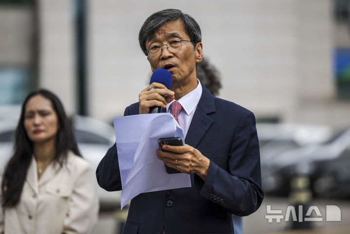 [서울=뉴시스] 정병혁 기자 = 곽노현 전 서울시교육감이 5일 서울 종로구 서울시교육청 앞에서 서울시교육감 보궐선거 출마선언을 하고 있다. 2024.09.05. jhope@newsis.com