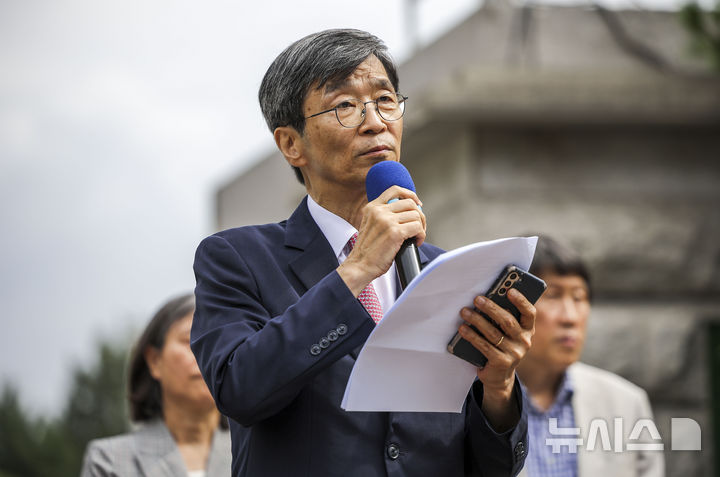 [서울=뉴시스] 정병혁 기자 = 곽노현 전 서울시교육감이 지난 5일 서울 종로구 서울시교육청 앞에서 서울시교육감 보궐선거 출마선언을 하고 있다. 2024.09.05. jhope@newsis.com