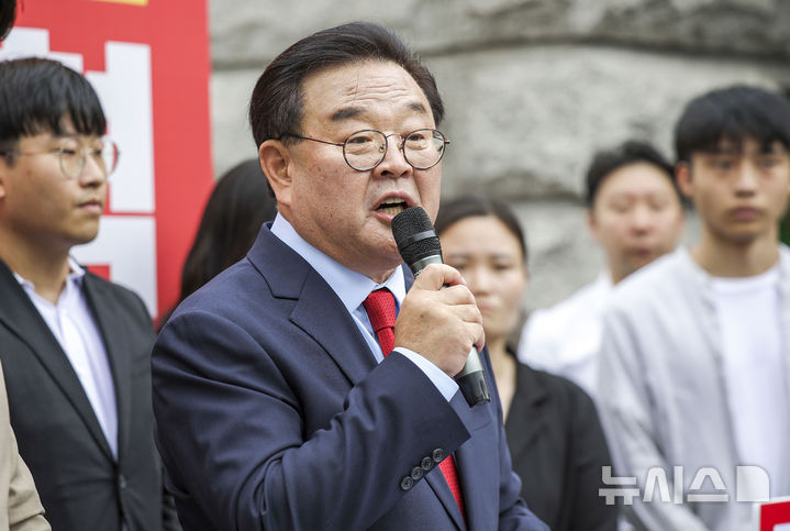 [서울=뉴시스] 정병혁 기자 = 조전혁 전 한나라당 의원이 지난 5일 서울 종로구 서울시교육청 앞에서 서울시교육감 보궐선거 출마선언을 하고 있다. 2024.09.05. jhope@newsis.com