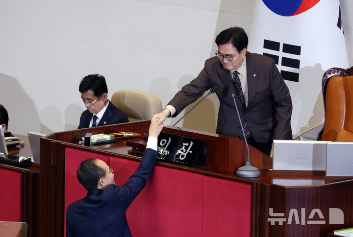 [서울=뉴시스] 고승민 기자 = 우원식 국회 의장이 5일 서울 여의도 국회에서 열린 제418회 국회(정기회) 제3차 본회의에서 교섭단체 대표연설을 마친 추경호 국민의힘 원내대표와 인사를 하고 있다. 2024.09.05. kkssmm99@newsis.com