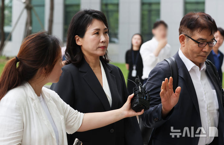 [수원=뉴시스] 김금보 기자 = 더불어민주당 이재명 대표 배우자 김혜경씨가 5일 오후 경기도 수원시 영통구 수원지검에서 '경기도 법인카드 유용' 의혹 관련 피의자 신분 조사에 출석하고 있다. (공동취재) 2024.09.05. kgb@newsis.com