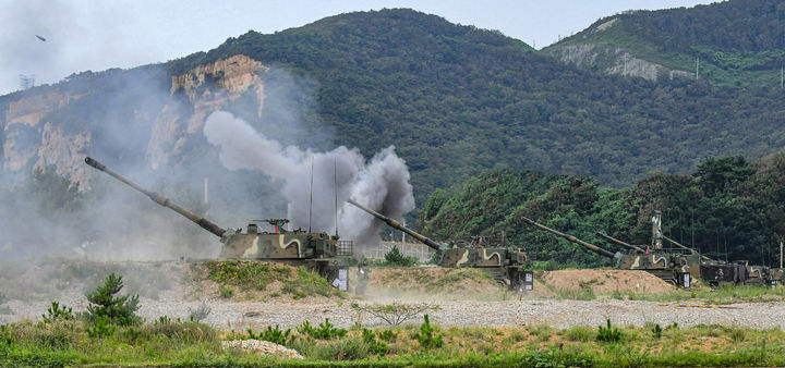 [서울=뉴시스] K9 자주포가 2024년 9월5일 인천 옹진군 백령도와 연평도 일대에서 서북도서방위사령부 주관으로 진행된 해상사격훈련을 하고 있다. (사진=뉴시스 DB). photo@newsis.com&nbsp; *재판매 및 DB 금지