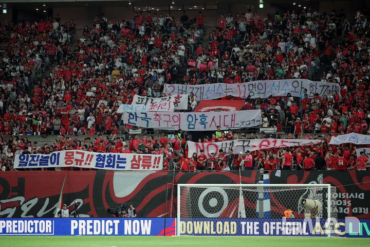 [서울=뉴시스] 정병혁 기자 = 5일 서울 마포구 서울월드컵경기장에서 열린 2026 북중미 월드컵 아시아 지역 3차 예선 B조 1차전 대한민국과 팔레스타인의 경기에서 붉은악마를 비롯한 관중들이 정몽규 대한축구협회장을 향한 야유를 하고 있다. 2024.09.05. jhope@newsis.com