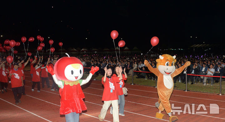 [장수=뉴시스] 김얼 기자 = 2024 RED FOOD FESTIVAL(제18회 장수 한우랑 사과랑 축제) 개막식이 열린 5일 전북 장수군 누리파크 개막 특설무대에서 개막 퍼레이드가 펼쳐지고 있다. 2024.09.05. pmkeul@newsis.com