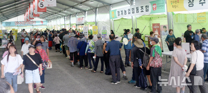 [장수=뉴시스] 김얼 기자 = 2024 RED FOOD FESTIVAL(제18회 장수 한우랑 사과랑 축제) 개막식이 열린 5일 전북 장수군 누리파크 장수한우마당을 찾은 관광객들로 장내가 북적이고 있다. 2024.09.05. pmkeul@newsis.com