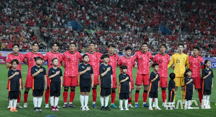 [서울=뉴시스] 김선웅 기자 = 축구대표팀 선수들이 5일 서울 마포구 서울월드컵경기장에서 열린 2026 북중미 월드컵 아시아 지역 3차 예선 B조 1차전 대한민국과 팔레스타인의 경기 시작 전 애국가를 부르고 있다. 2024.09.05. mangusta@newsis.com