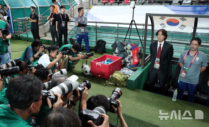 [서울=뉴시스] 김선웅 기자 = 축구대표팀 홍명보 감독이 5일 서울 마포구 서울월드컵경기장에서 열린 2026 북중미 월드컵 아시아 지역 3차 예선 B조 1차전 대한민국과 팔레스타인의 경기 시작을 기다리고 있다. 2024.09.05. mangusta@newsis.com