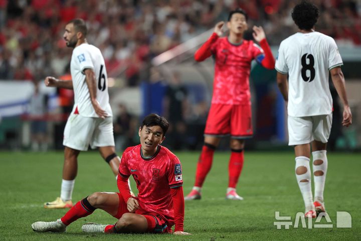 [서울=뉴시스] 정병혁 기자 = 5일 서울 마포구 서울월드컵경기장에서 열린 2026 북중미 월드컵 아시아 지역 3차 예선 B조 1차전 대한민국과 팔레스타인의 경기에서 황인범이 슛에 실패한 뒤 아쉬워하고 있다. 2024.09.05. jhope@newsis.com