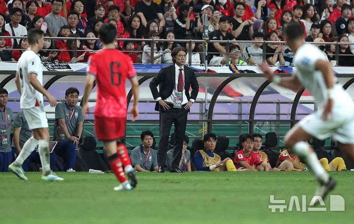 [서울=뉴시스] 정병혁 기자 = 5일 서울 마포구 서울월드컵경기장에서 열린 2026 북중미 월드컵 아시아 지역 3차 예선 B조 1차전 대한민국과 팔레스타인의 경기에서 홍명보 감독이 경기를 지켜보고 있다. 2024.09.05. jhope@newsis.com