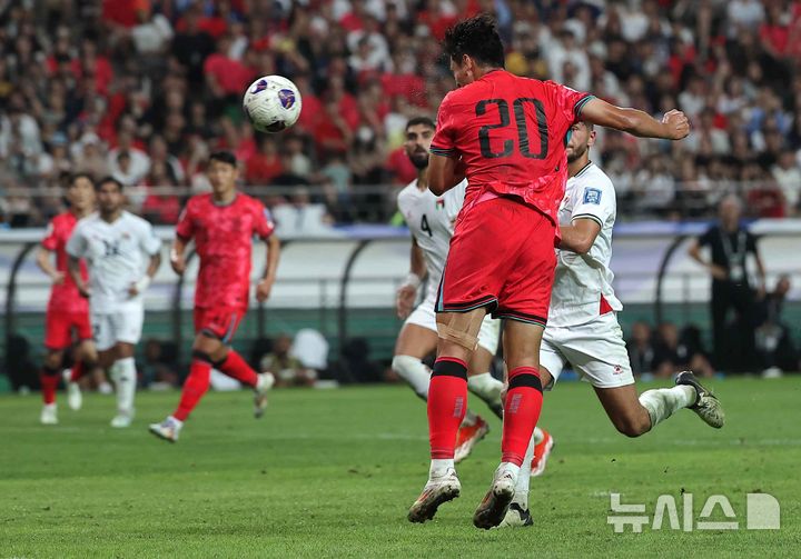 [서울=뉴시스] 정병혁 기자 = 지난 5일 서울 마포구 서울월드컵경기장에서 열린 2026 북중미 월드컵 아시아 지역 3차 예선 B조 1차전 대한민국과 팔레스타인의 경기에서 오세훈이 헤더슛을 하고 있다. 2024.09.05. jhope@newsis.com