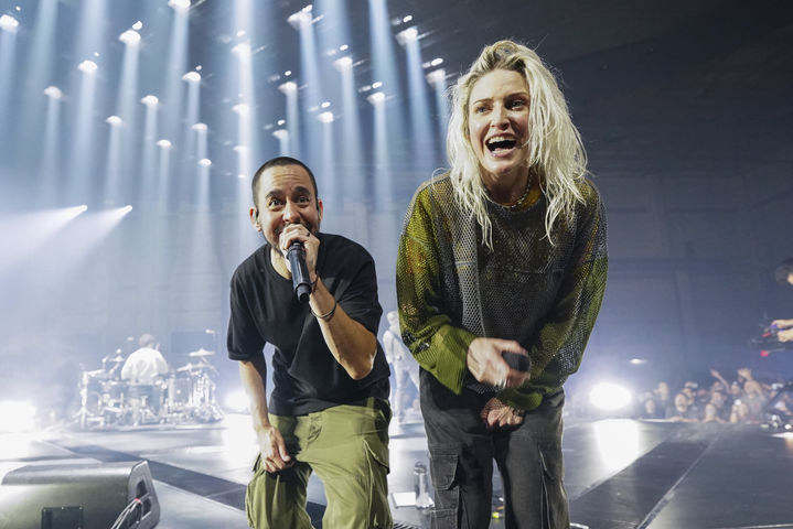 [LA=AP/뉴시스] 마이크 시노다(Mike Shinoda), 에밀리 암스트롱(Emily Armstrong). 린킨 파크(Linkin Park) 멤버들. 