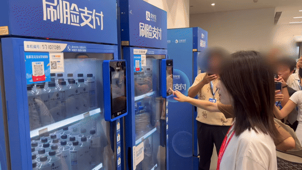 [항저우=뉴시스] 김민성 기자 = 알리바바 직원이 얼굴인식 기술을 활용해 냉장고에서 물을 꺼내는 모습.2024.09.04. kms@newsis.com *재판매 및 DB 금지