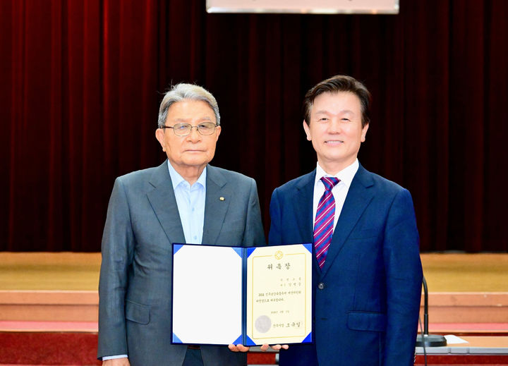 [진주=뉴시스]진주남강유등축제 제전위원장에 강병중(사진 왼쪽) 넥센그룹 회장 위촉. *재판매 및 DB 금지