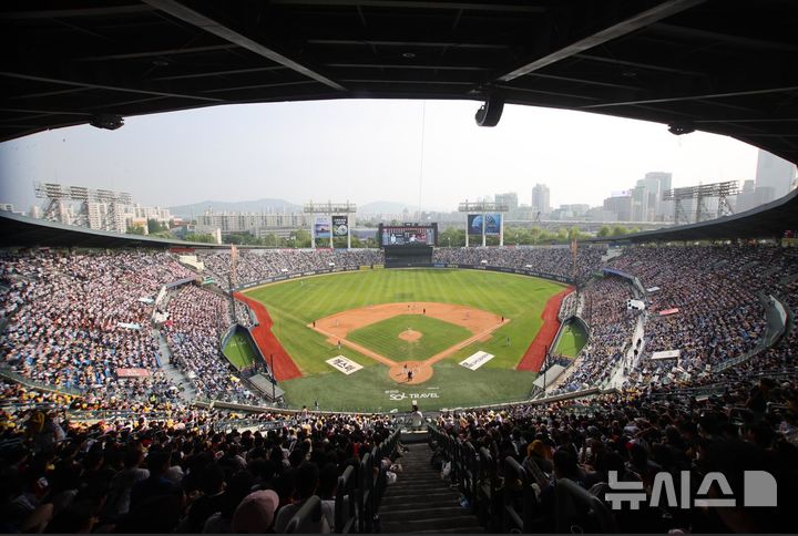 [서울=뉴시스]서울시는 오는 7~8일 프로야구 경기와 콘서트가 예정된 잠실종합운동장에 방문할 경우 대중교통을 이용해달라고 당부했다. (사진=서울시 제공). 2024.09.06. photo@newsis.com 