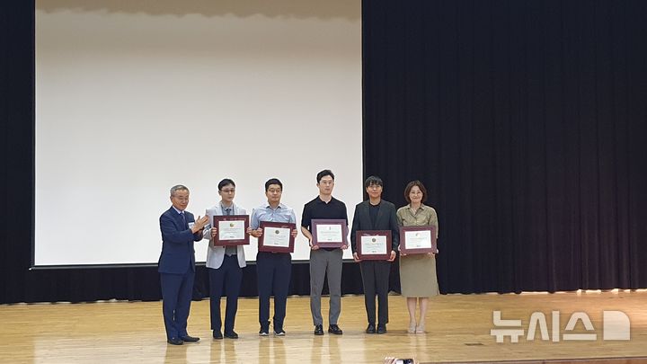 [성남=뉴시스] 가천대학교가 NGR인증서수여 기념식에서 단체사진을 촬영하고 있다 (사진=가천대 제공)