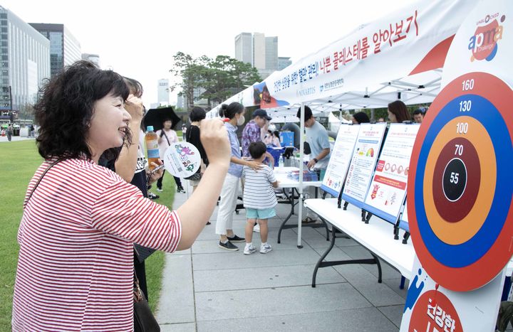 [서울=뉴시스] 한국노바티스는 지난 5일 ‘대사증후군 서울시와 오락하자’ 행사를 통해 나쁜콜레스테롤에 대한 인식개선 캠페인을 진행했다. (사진=한국노바티스 제공) 2024.09.07. photo@newsis.com *재판매 및 DB 금지