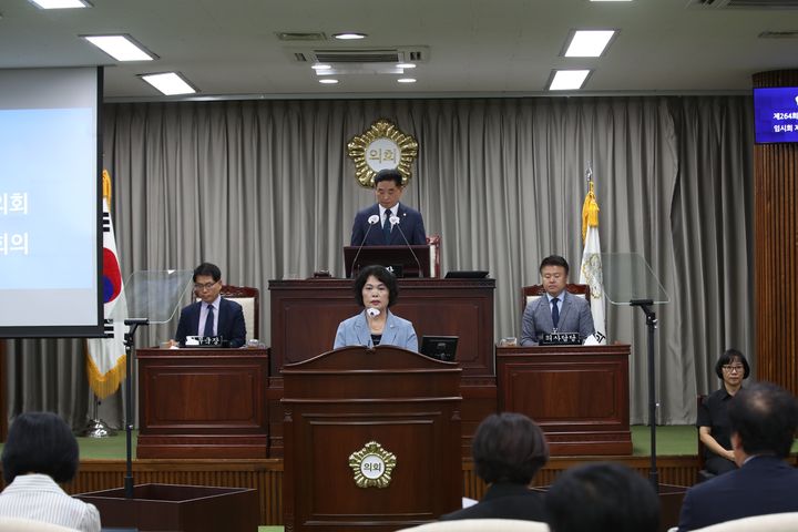 건의안 대표 발의하는 강경숙 부의장 (사진=익산시 제공) *재판매 및 DB 금지