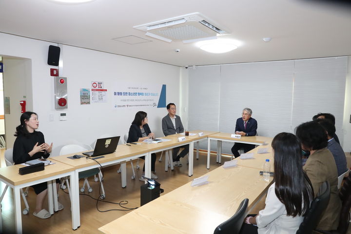 [창원=뉴시스]박종훈 경남교육감, 학교 밖 청소년 지원 시설 ‘위카페 다온’ 방문.2024.09.06.(사진=경남교육청 제공) photo@newsis.com *재판매 및 DB 금지