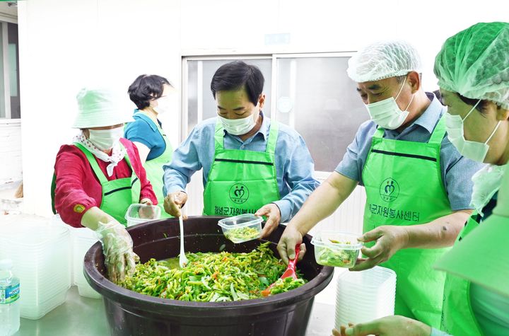 [창녕=뉴시스] 성낙인(왼쪽 두번째) 경남 창녕군수가 6일 남지읍 창녕군자원봉사협의회 사무실에서 사랑의 온기 가득 찬 나눔 행사를 하고 있다. (사진=창녕군 제공) 2024.09.06. photo@newsis.com *재판매 및 DB 금지