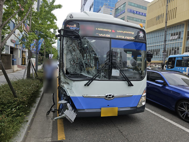 [부산=뉴시스] 6일 오후 부산 연제구의 한 도로에서 레미콘 차량이 좌회전을 하다가 버스전용차로를 달리던 시내버스를 들이받았다. (사진=부산경찰청 제공) 2024.09.06. photo@newsis.com *재판매 및 DB 금지