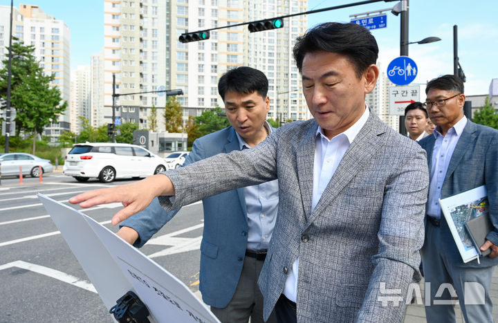 [의정부=뉴시스] 김동근 경기 의정부시장이 민락·고산지구 주민들의 교통불편 관련 현장점검을 진행하고 있다.(사진=의정부시 제공). photo@newsis.com 