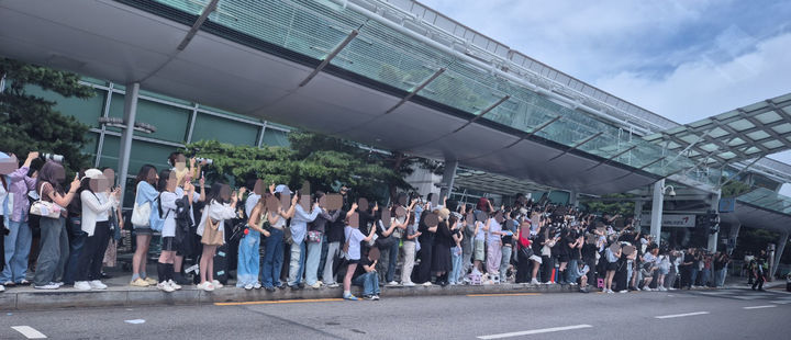 [서울=뉴시스] 홍찬선 기자 =인천공항에서 연예인들을 보기 위해 몰려든 팬들. 2024.09.08. mania@newsis.com *재판매 및 DB 금지