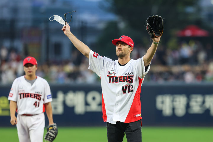 [서울=뉴시스] 6일 광주-기아 챔피언스필드에서 열린 키움 히어로즈와의 경기에 시구자로 나선 KIA 타이거즈 제임스 네일. (사진 = KIA 타이거즈 제공) *재판매 및 DB 금지