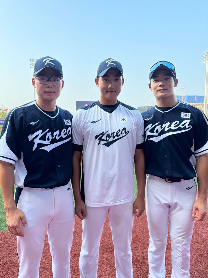 [서울=뉴시스] 한국 23세 이하(U-23) 야구 대표팀의 송재영, 김태현, 정안석. (사진 = 대한야구소프트볼협회 제공) *재판매 및 DB 금지