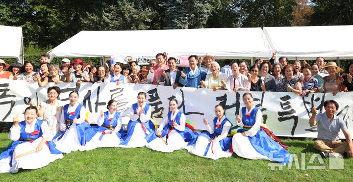 [전주=뉴시스] 김관영 전북지사를 비롯한 전북특별자치도 대표단은 현지시간 6일 베를린 외곽에 위치한 베를린 한인 성당에서 파독 광부, 간호사들과 고향의 정을 나누는 뜻 깊은 시간을 갖고 다함께 기념촬영을 하고 있다. (사진= 전북자치도 대표단 제공)  *재판매 및 DB 금지